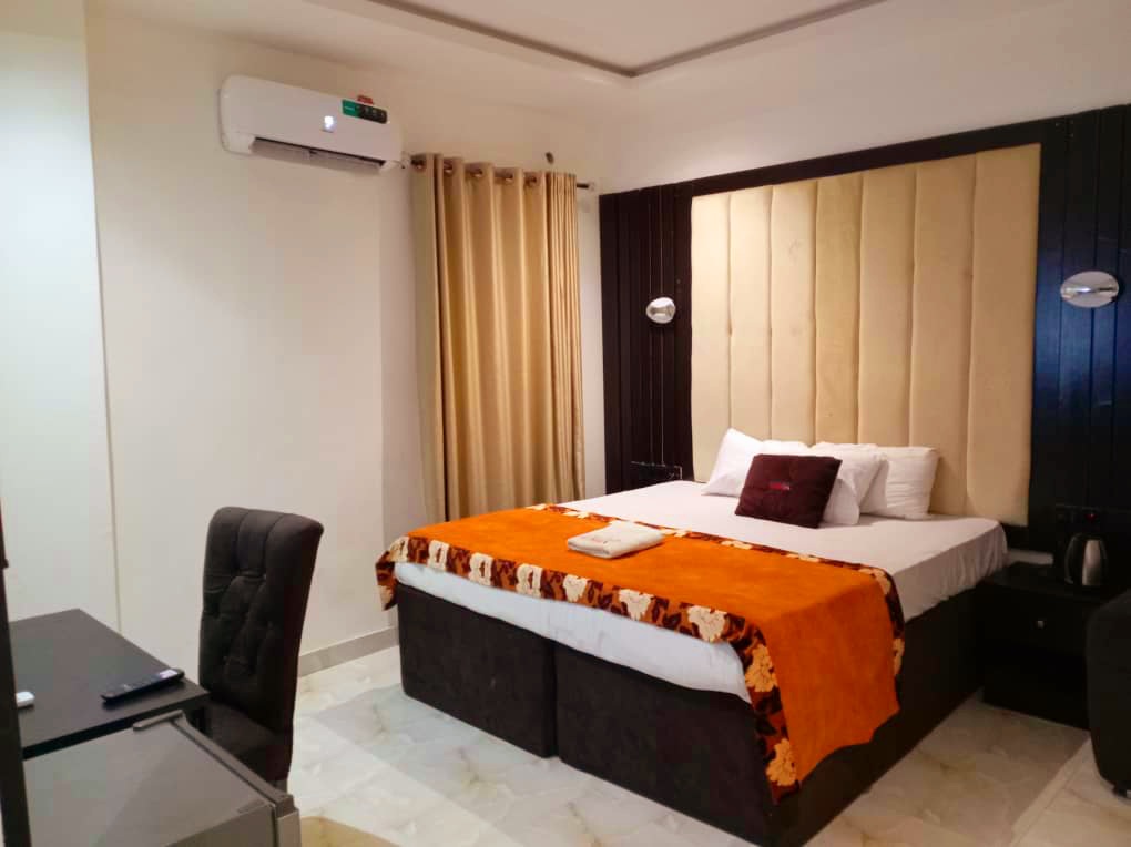 EXECUTIVE SUITE